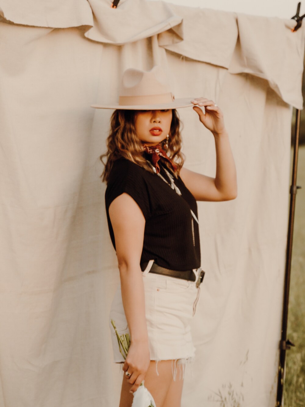 ベージュ系のハット、ベージュ系のその他を着用したレディースの春コーディネートの3枚目の写真