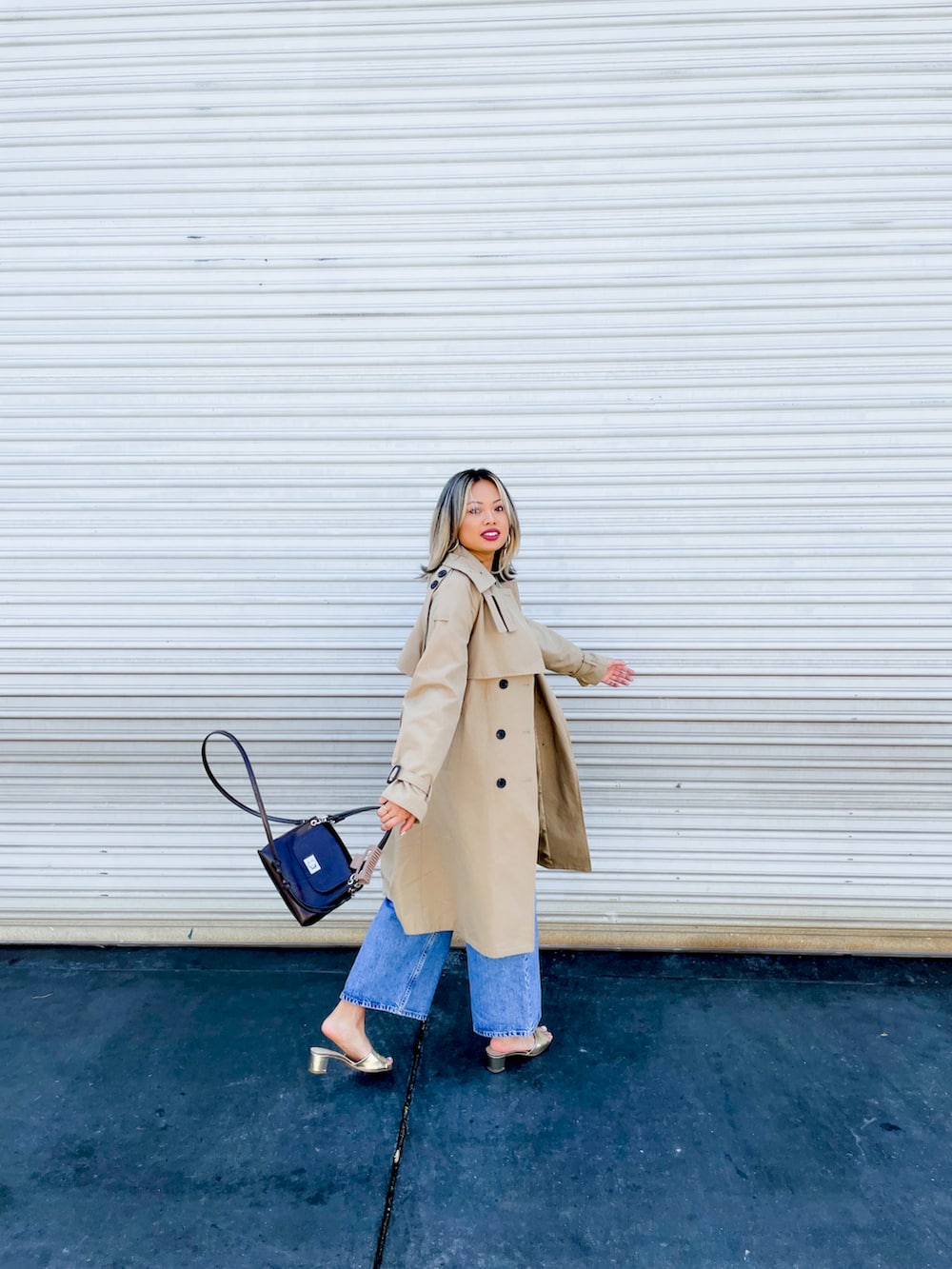 ベージュ系のトレンチコート、ブラウン系のショルダーバッグを着用したレディースの春コーディネートの3枚目の写真