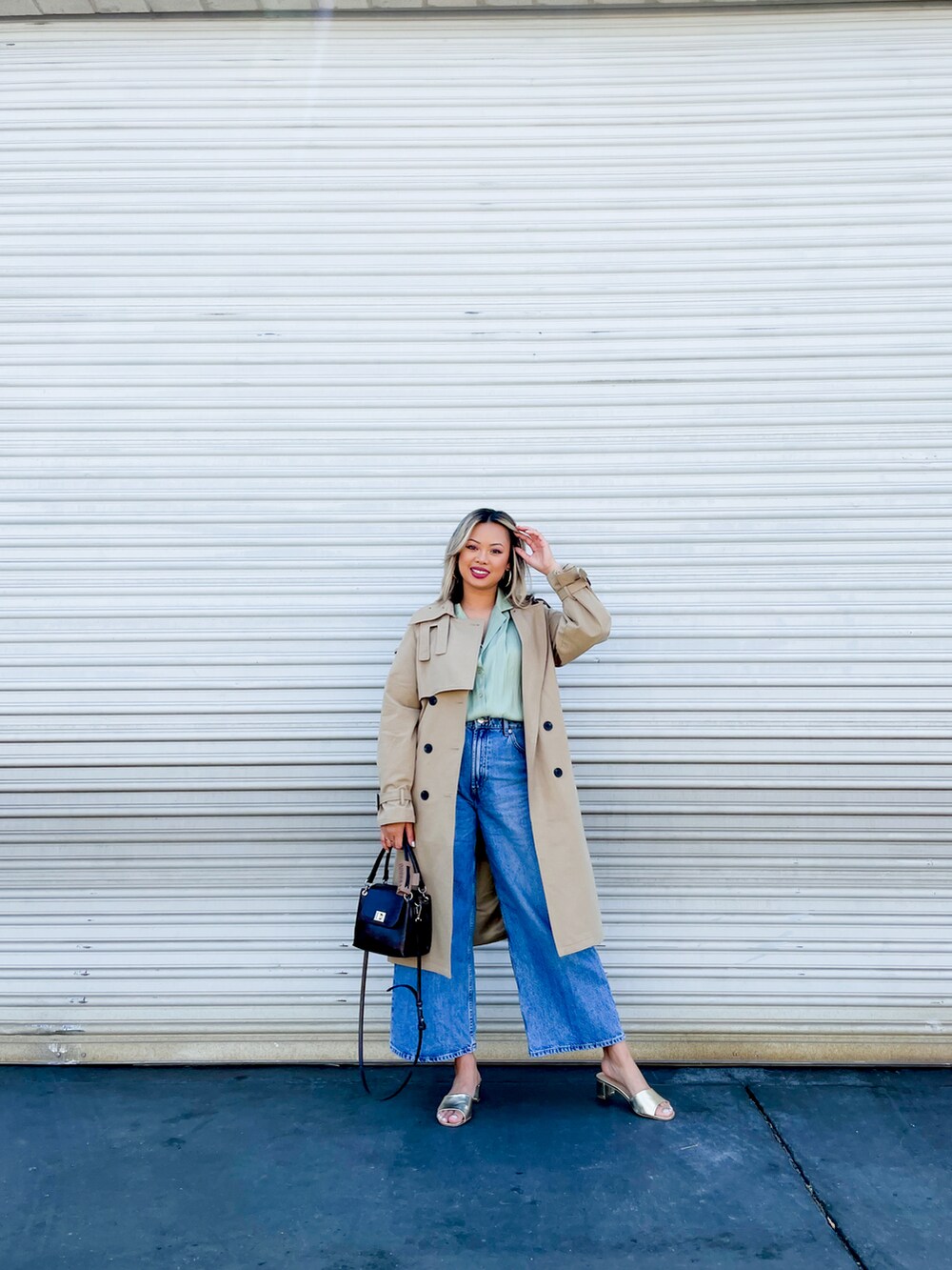 ベージュ系のトレンチコート、ブラウン系のショルダーバッグを着用したレディースの春コーディネートの5枚目の写真