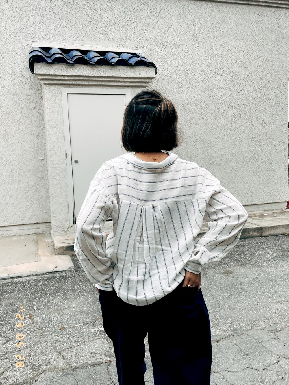 ブルー系のデニムパンツ、ブラック系のパンプスを着用したレディースの春コーディネートの4枚目の写真