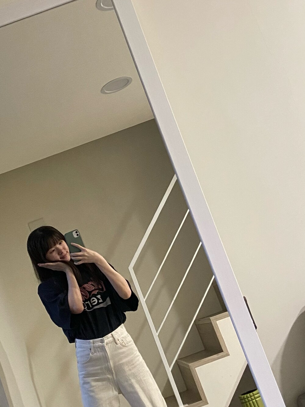 ブラック系のTシャツ/カットソー、ホワイト系のデニムパンツ、ブルー系のその他を着用したレディースの夏コーディネートの3枚目の写真