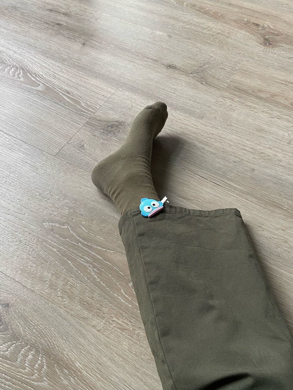 グリーン系のチノパンツ、ホワイト系のTシャツ/カットソー、ブラック系のバックパック/リュックを着用したレディースの夏コーディネートの5枚目の写真