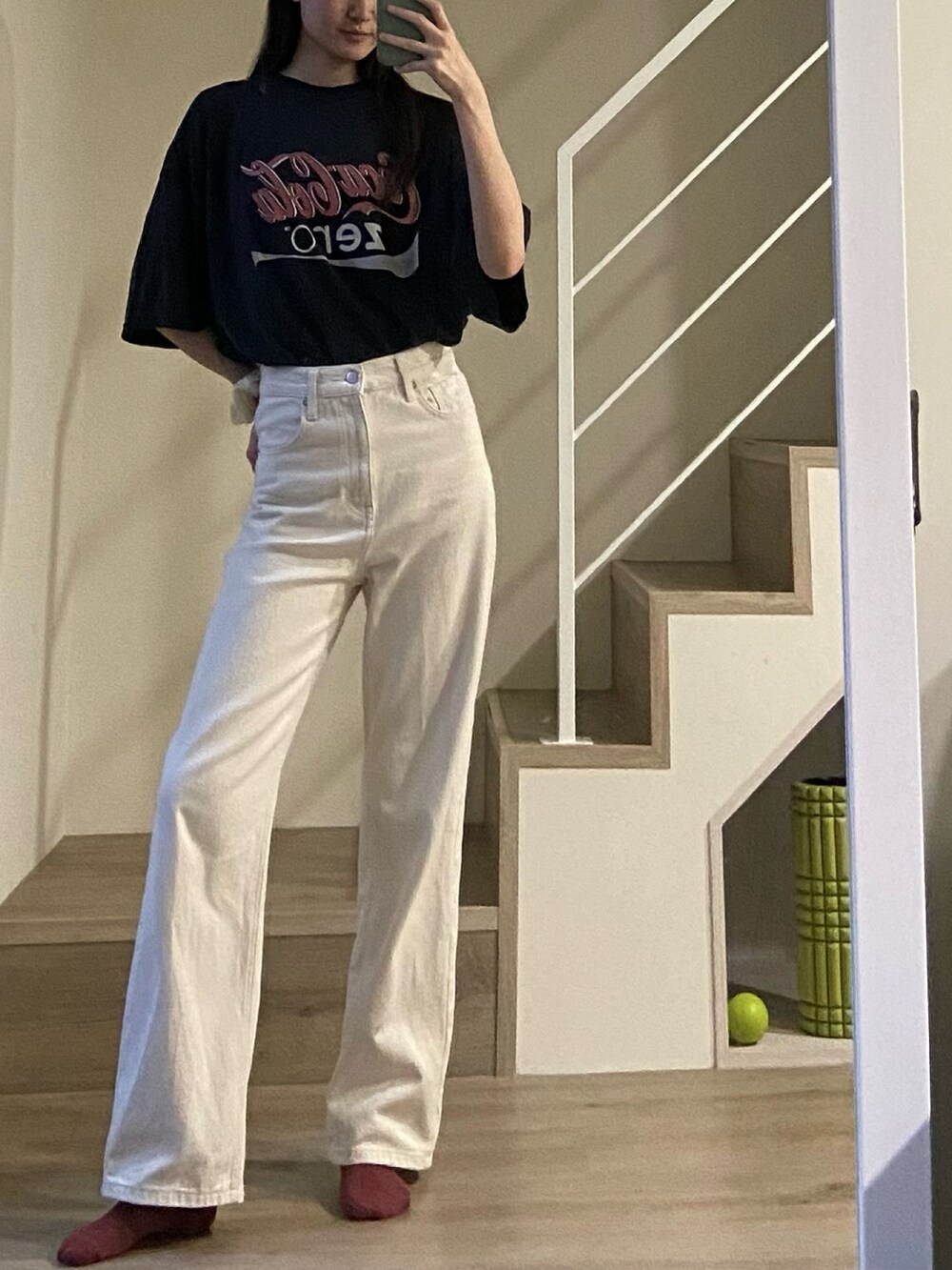 ブラック系のTシャツ/カットソー、ホワイト系のデニムパンツ、ブルー系のその他を着用したレディースの夏コーディネートの2枚目の写真