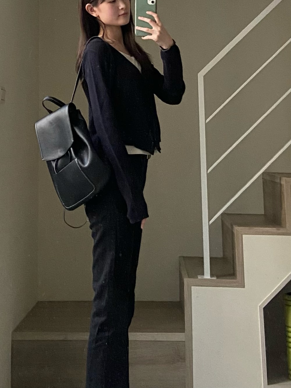 ブラック系のカーディガン/ボレロ、ブラック系のバックパック/リュック、ブラック系のその他パンツを着用したレディースの夏コーディネートの3枚目の写真