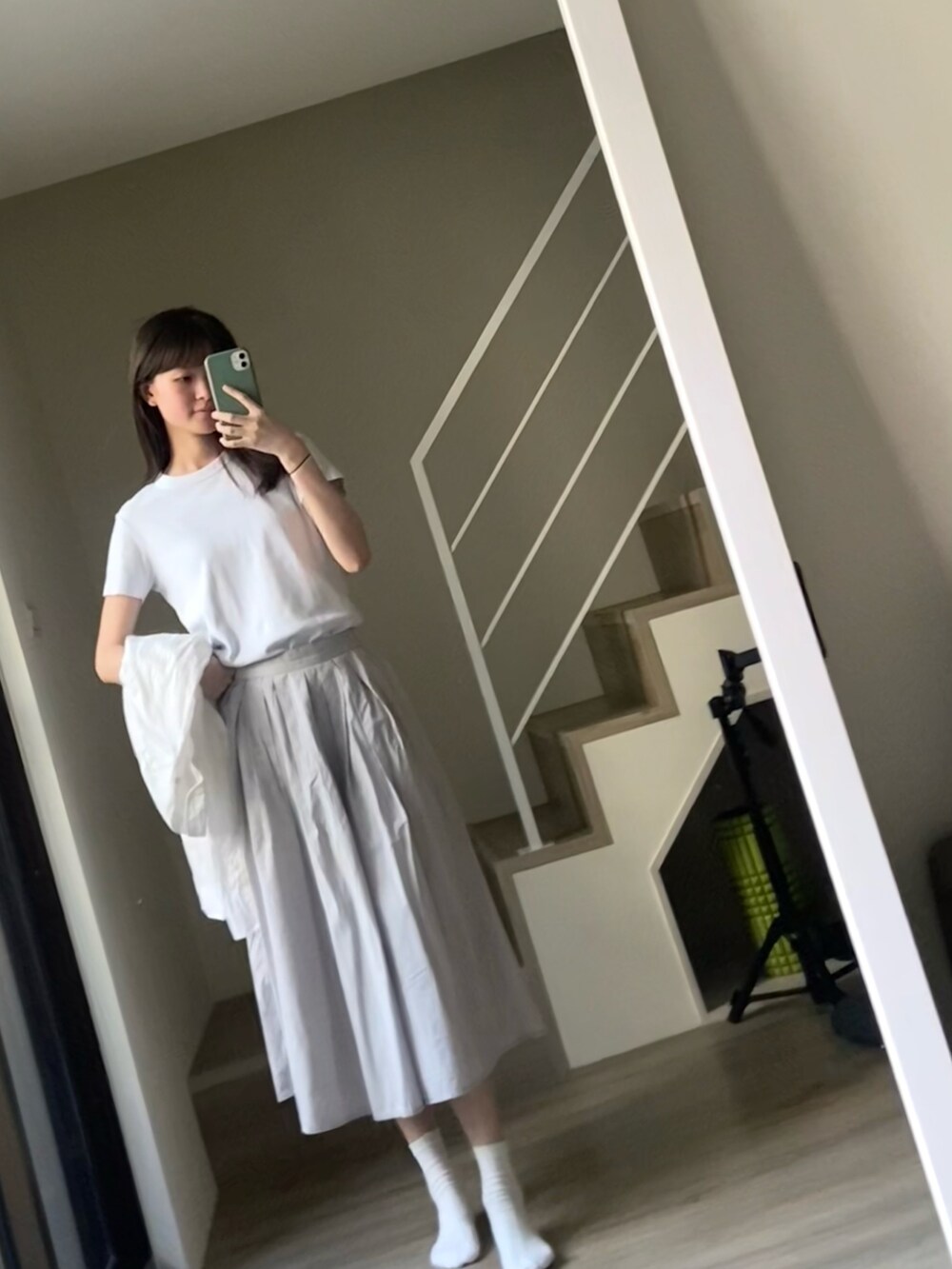 ホワイト系のTシャツ/カットソー、グレー系のスカート、ブルー系のその他を着用したレディースの夏コーディネートの2枚目の写真