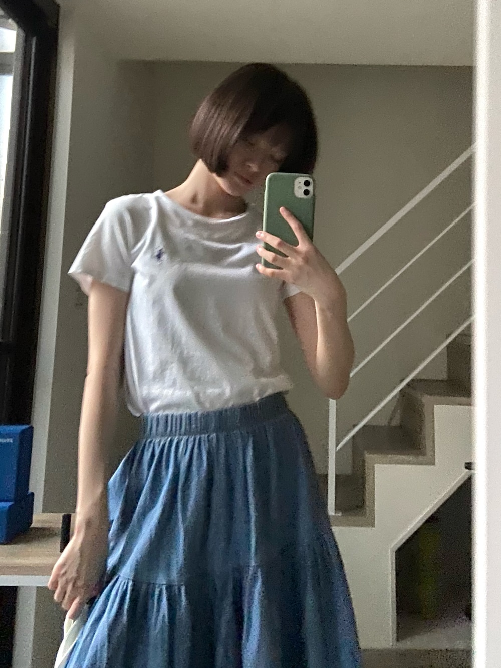 ホワイト系のTシャツ/カットソー、ブルー系のその他を着用したレディースの秋コーディネートの2枚目の写真