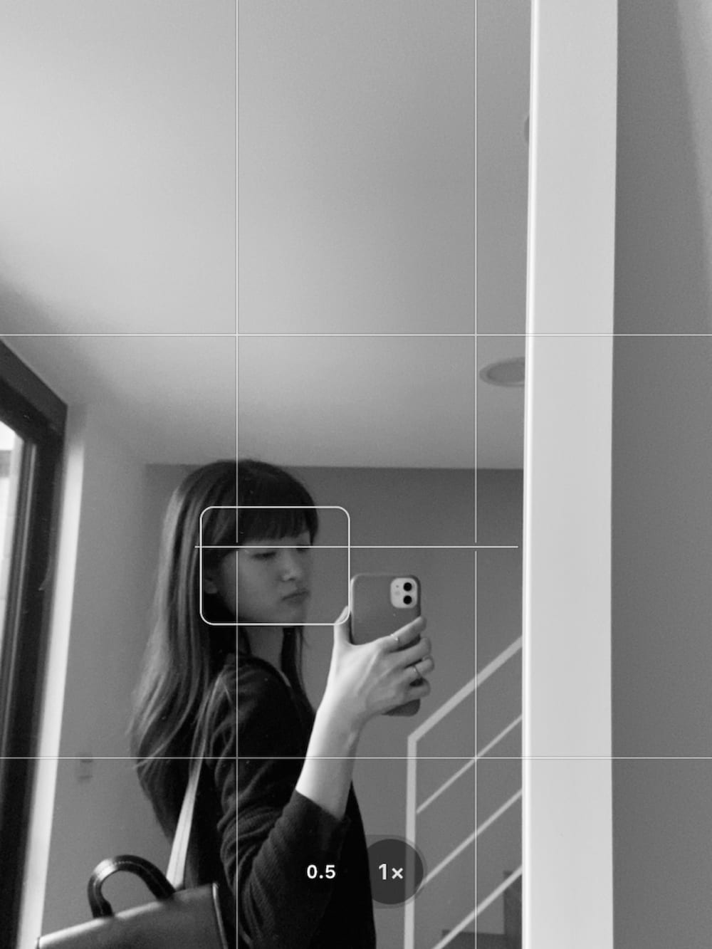 ブラック系のカーディガン/ボレロ、ブラック系のバックパック/リュック、ブラック系のその他パンツを着用したレディースの夏コーディネートの2枚目の写真