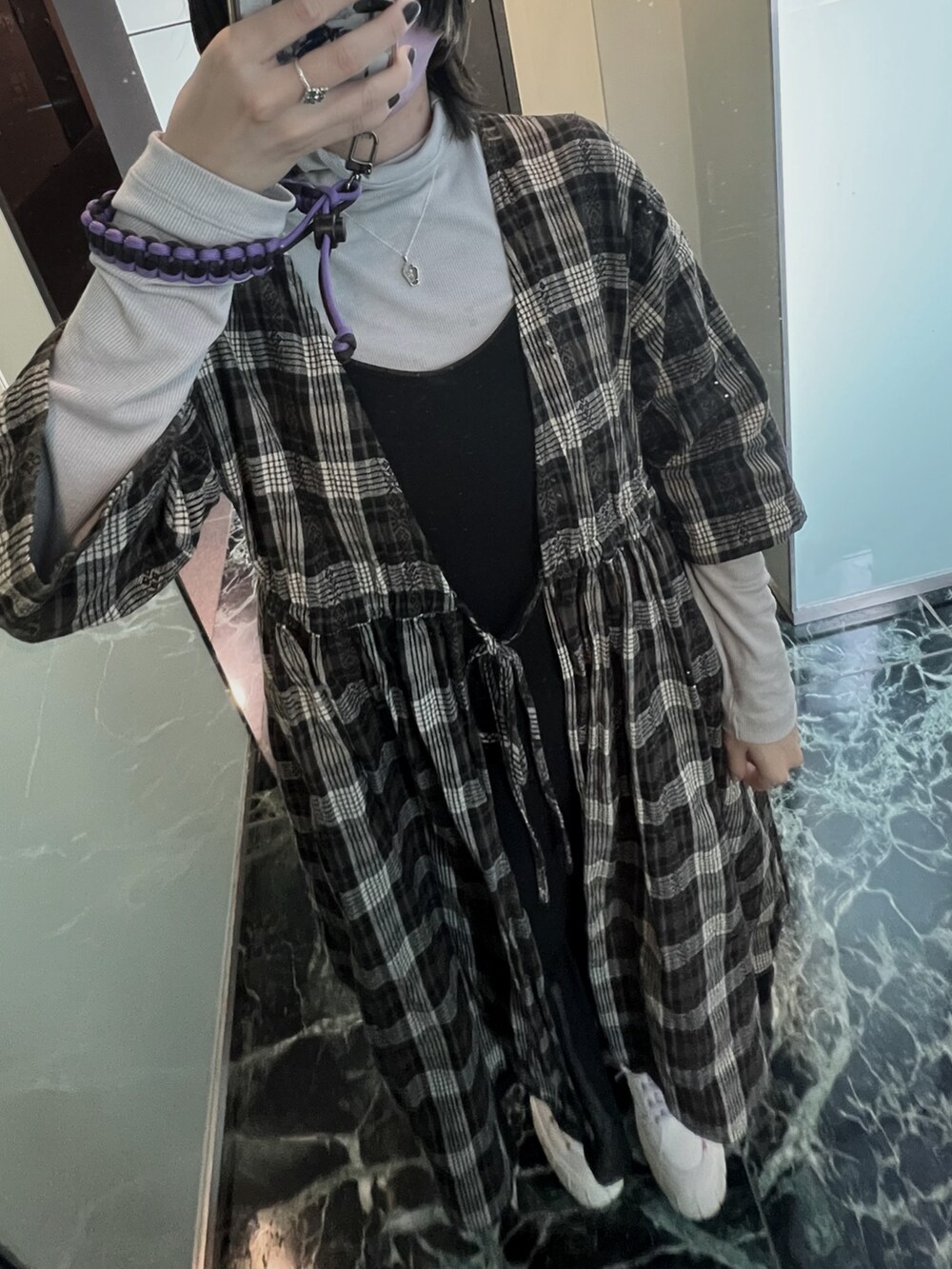 ブラック系のジャケット/アウター、グレー系のトップス、ホワイト系のスニーカーを着用したレディースの冬コーディネートの5枚目の写真