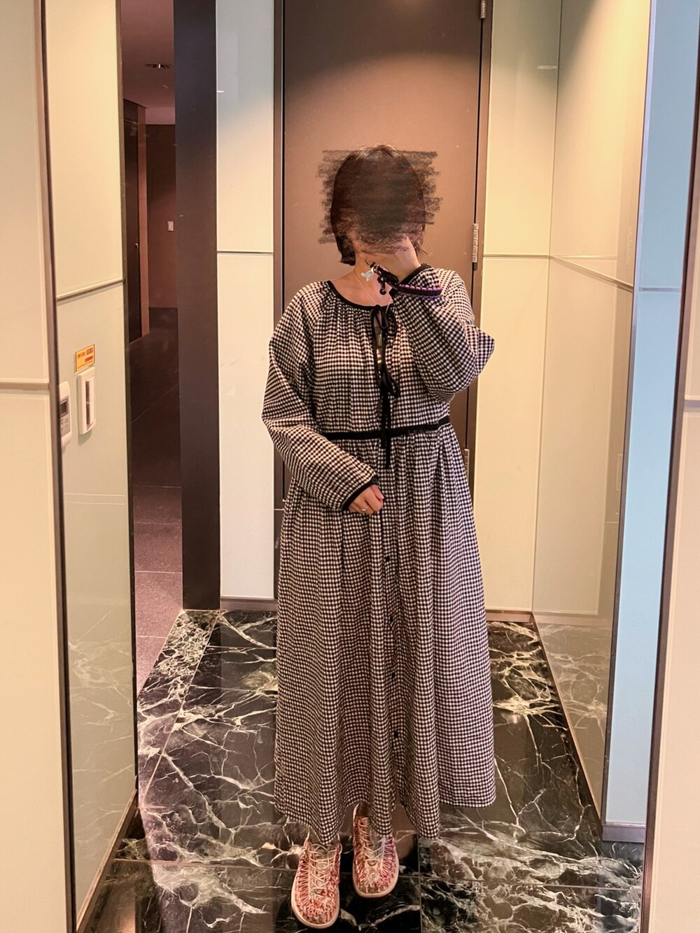 ブラック系のワンピース/ドレス、ピンク系のサンダルを着用したレディースの冬コーディネートの2枚目の写真