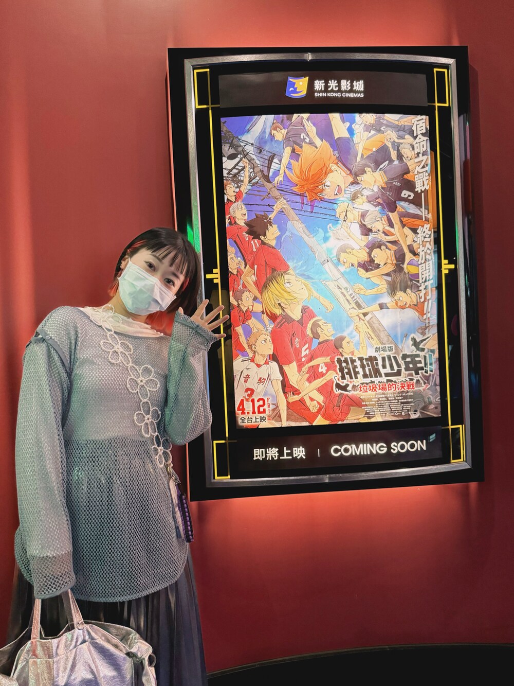 グレー系のトートバッグ、ブルー系のTシャツ/カットソー、シルバー系のスカートを着用したレディースの冬コーディネートの2枚目の写真