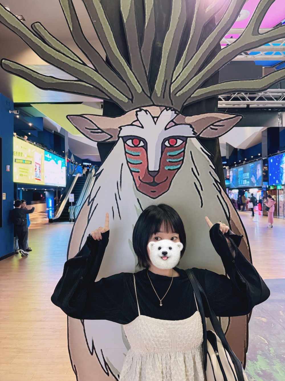 ホワイト系のトップス、ブラック系のTシャツ/カットソー、ブラック系のシューズを着用したレディースの冬コーディネートの2枚目の写真