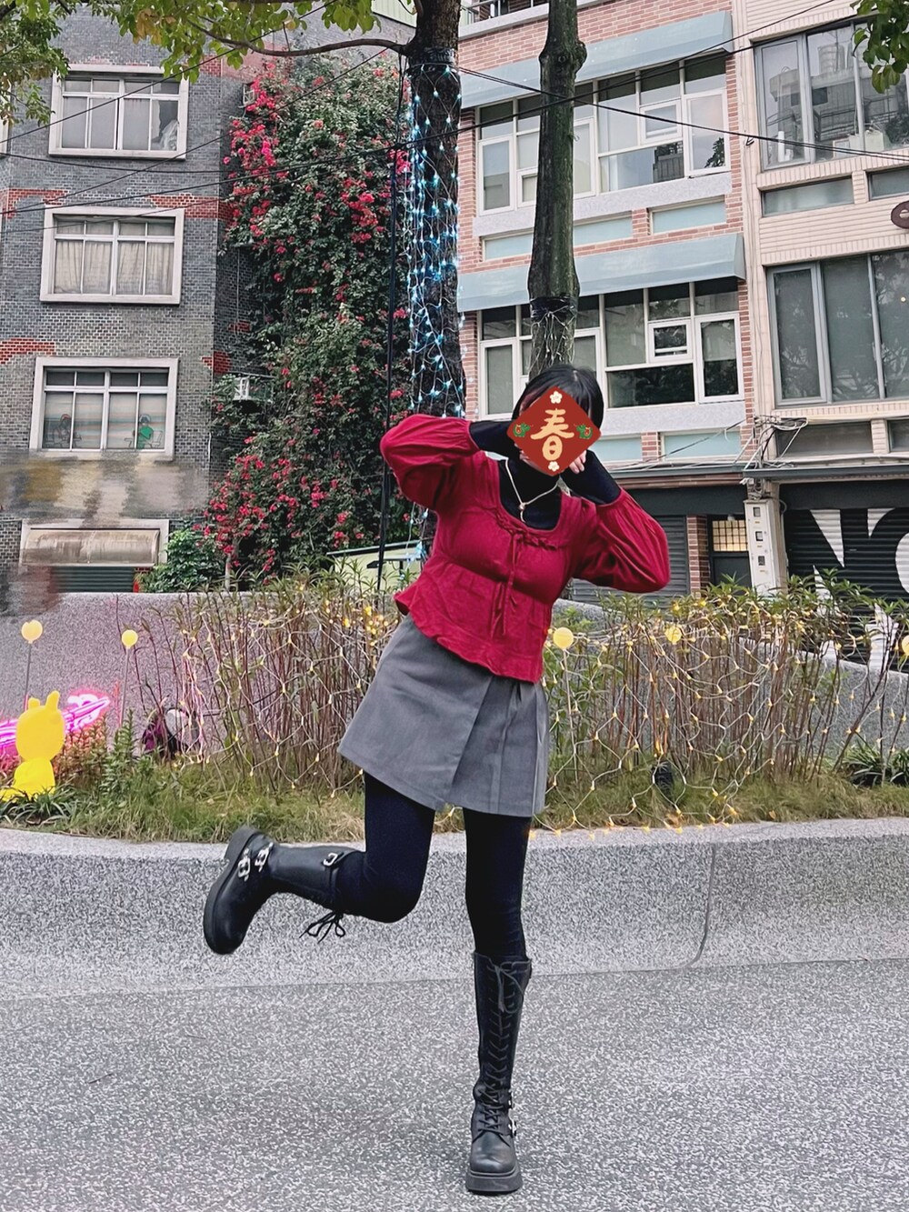 ホワイト系のジャケット/アウター、ブラック系のブーツを着用したレディースの冬コーディネートの2枚目の写真