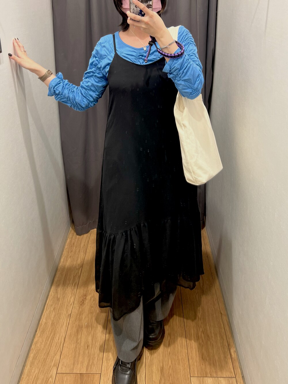 ブルー系のTシャツ/カットソー、グレー系のスラックス、ブラック系のシューズを着用したレディースの冬コーディネートの4枚目の写真