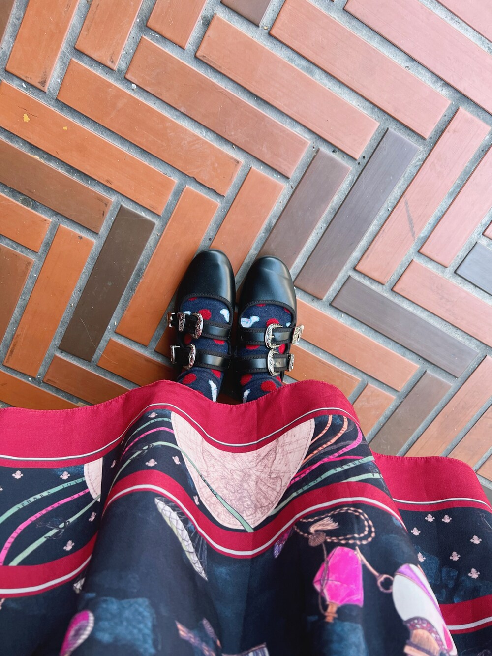 パープル系のジャケット/アウター、ホワイト系のバレエシューズを着用したレディースの冬コーディネートの3枚目の写真