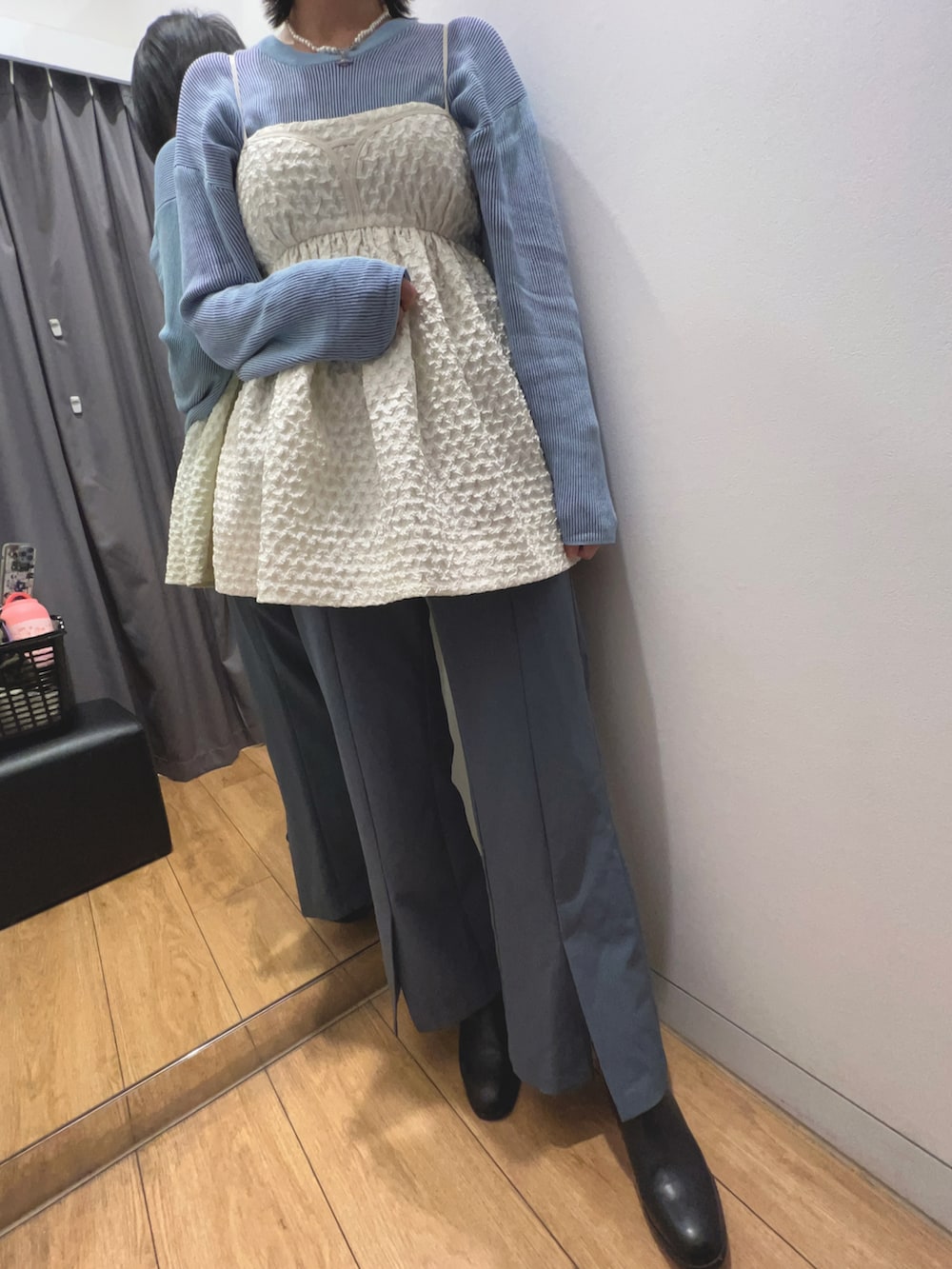 ホワイト系のトップス、ブルー系のパンツ、ブルー系のTシャツ/カットソーを着用したレディースの冬コーディネートの3枚目の写真