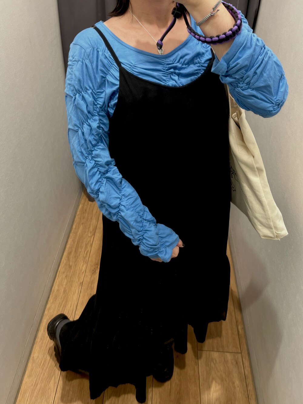 ブルー系のTシャツ/カットソー、グレー系のスラックス、ブラック系のシューズを着用したレディースの冬コーディネートの3枚目の写真