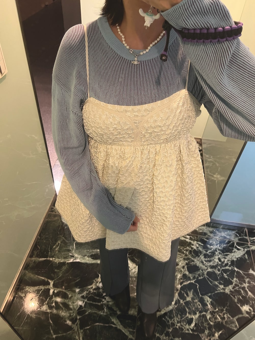 ホワイト系のトップス、ブルー系のパンツ、ブルー系のTシャツ/カットソーを着用したレディースの冬コーディネートの5枚目の写真