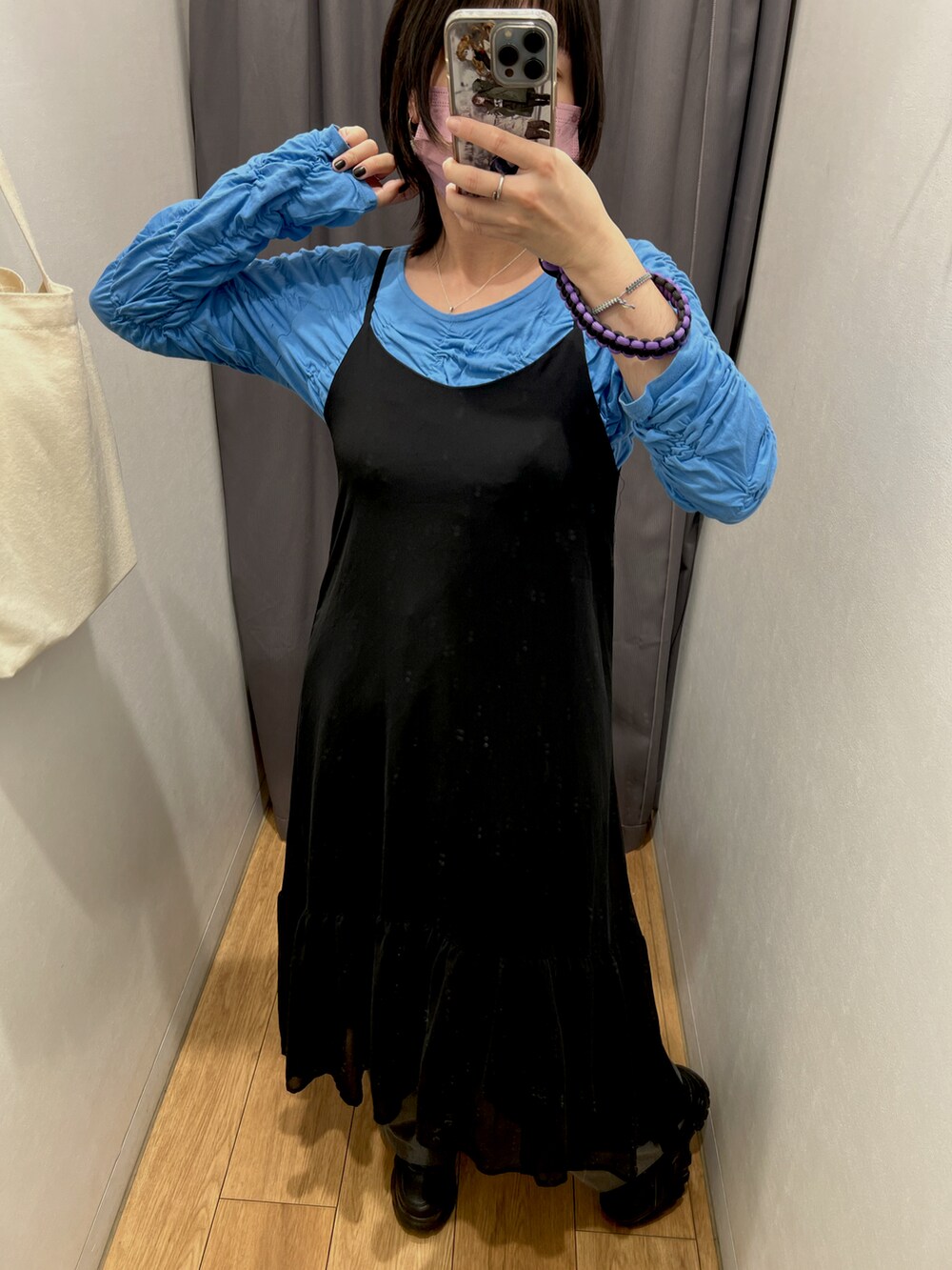 ブルー系のTシャツ/カットソー、グレー系のスラックス、ブラック系のシューズを着用したレディースの冬コーディネートの5枚目の写真