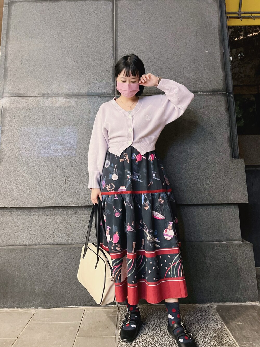 パープル系のジャケット/アウター、ホワイト系のバレエシューズを着用したレディースの冬コーディネートの2枚目の写真