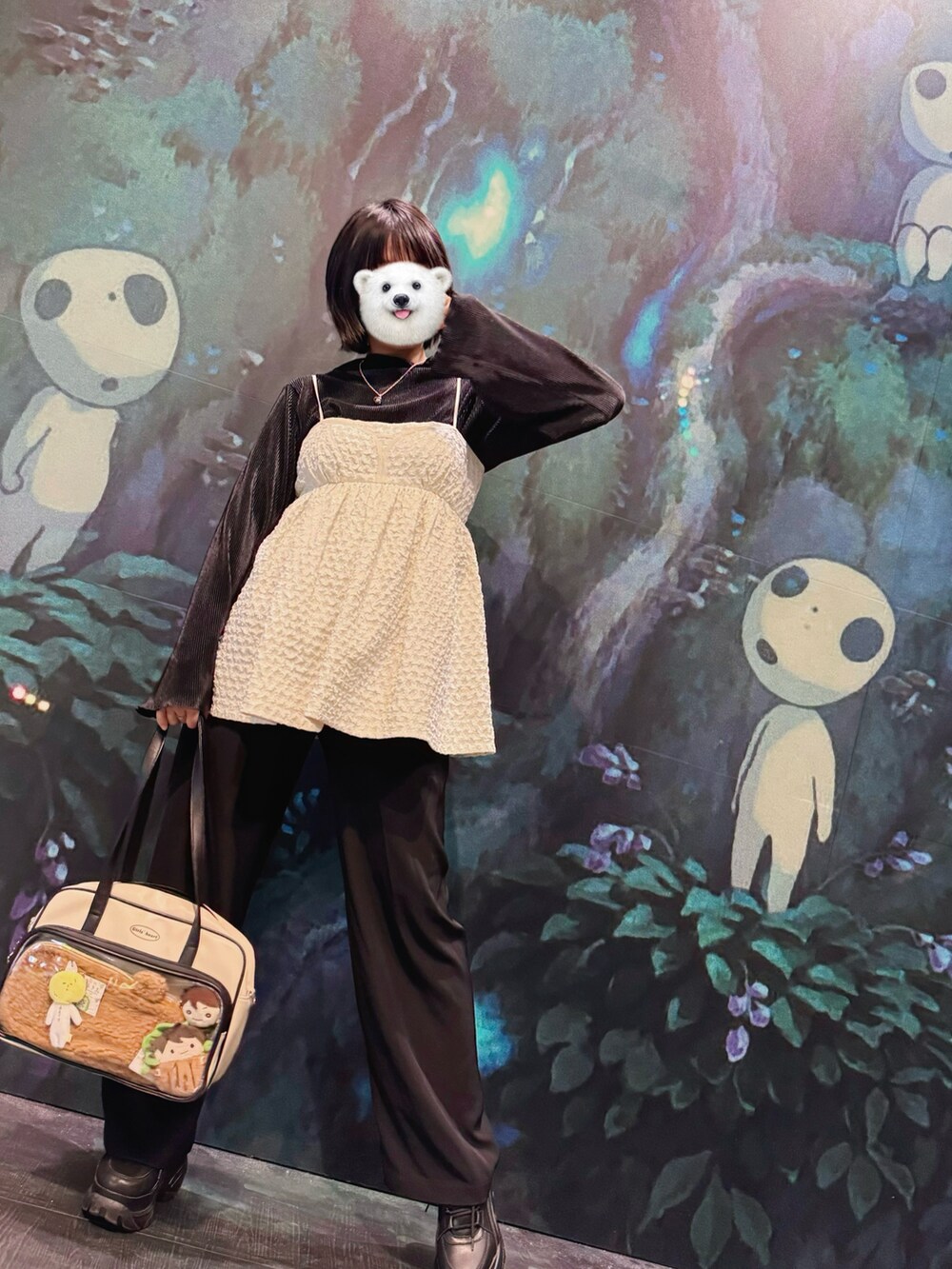 ホワイト系のトップス、ブラック系のTシャツ/カットソー、ブラック系のシューズを着用したレディースの冬コーディネートの3枚目の写真