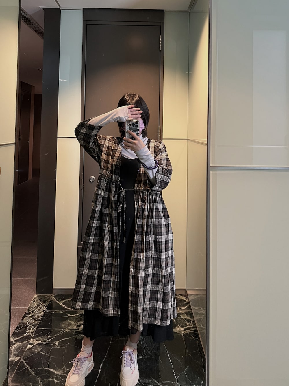 ブラック系のジャケット/アウター、グレー系のトップス、ホワイト系のスニーカーを着用したレディースの冬コーディネートの3枚目の写真