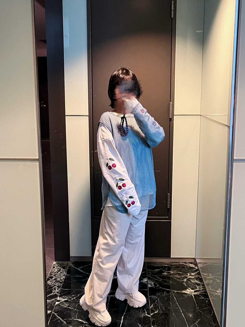 ブルー系のTシャツ/カットソー、ホワイト系のトップス、ホワイト系のスラックスを着用したレディースの冬コーディネートの3枚目の写真