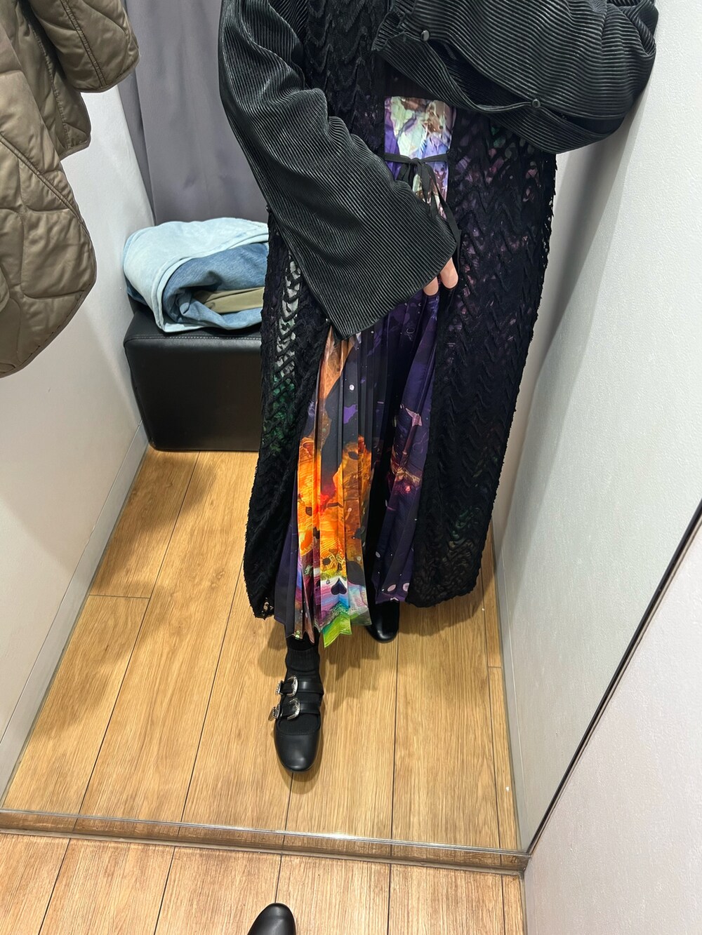 パープル系のスカート、ブラック系のTシャツ/カットソー、ホワイト系のバレエシューズを着用したレディースの冬コーディネートの2枚目の写真