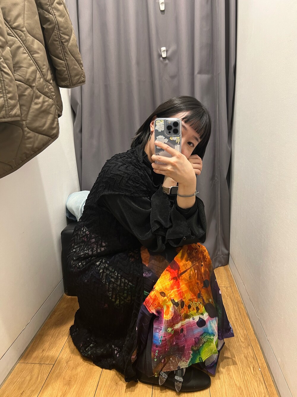 パープル系のスカート、ブラック系のTシャツ/カットソー、ホワイト系のバレエシューズを着用したレディースの冬コーディネートの3枚目の写真