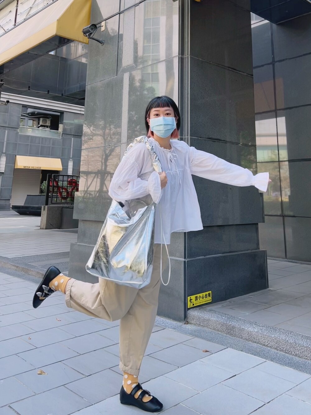 ホワイト系のシャツ/ブラウス、ホワイト系のバレエシューズ、グレー系のトートバッグを着用したレディースの冬コーディネートの2枚目の写真