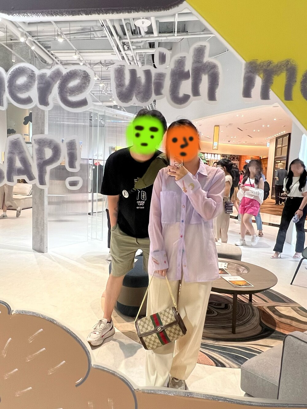 ホワイト系のスラックス、パープル系のシャツ/ブラウスを着用したレディースの冬コーディネートの2枚目の写真