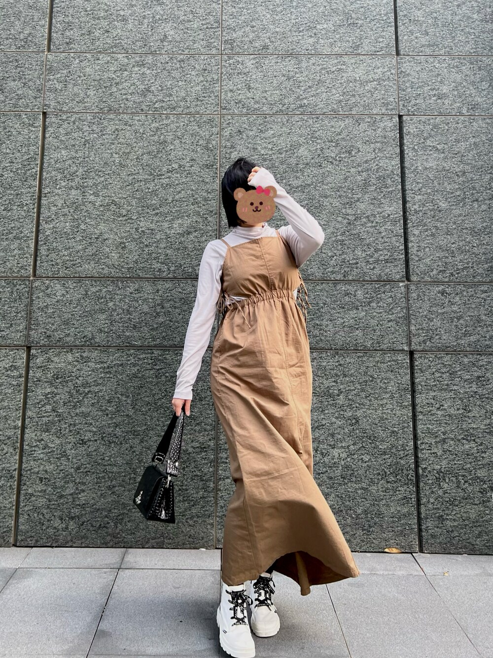 ブラック系のショルダーバッグ、グリーン系のワンピース、グレー系のトップスを着用したレディースの冬コーディネートの3枚目の写真