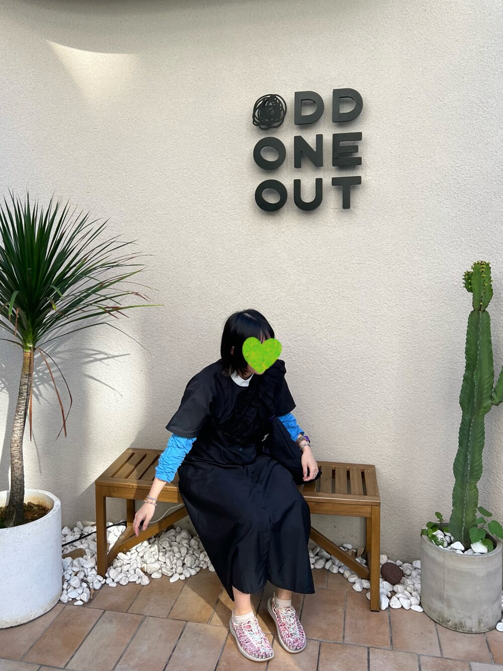 ピンク系のサンダル、ブルー系のTシャツ/カットソー、ブラック系のワンピースを着用したレディースの冬コーディネートの2枚目の写真