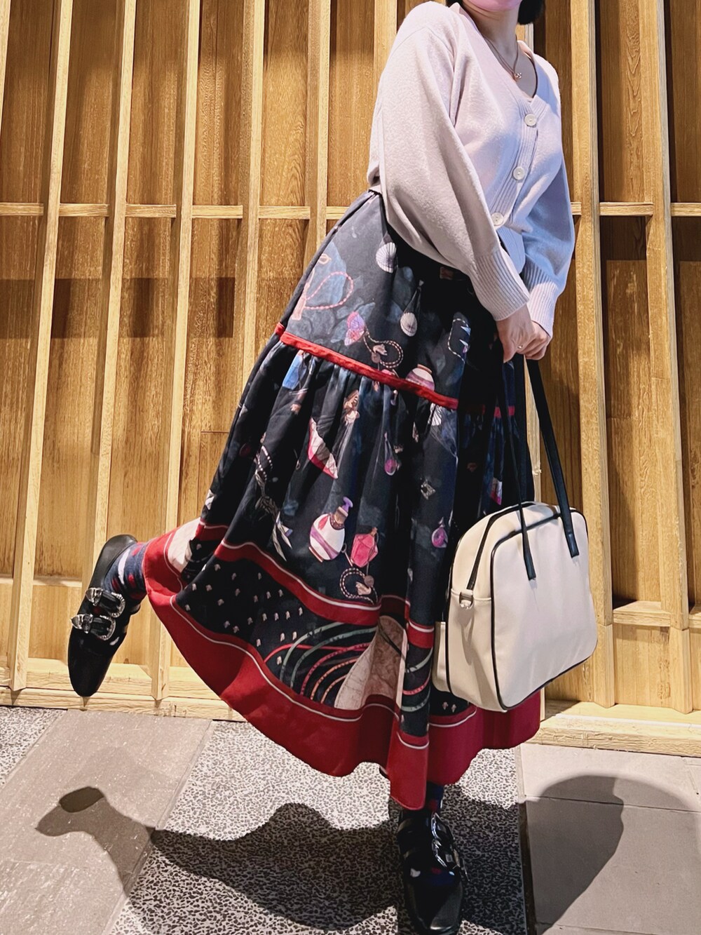 パープル系のジャケット/アウター、ホワイト系のバレエシューズを着用したレディースの冬コーディネートの2枚目の写真