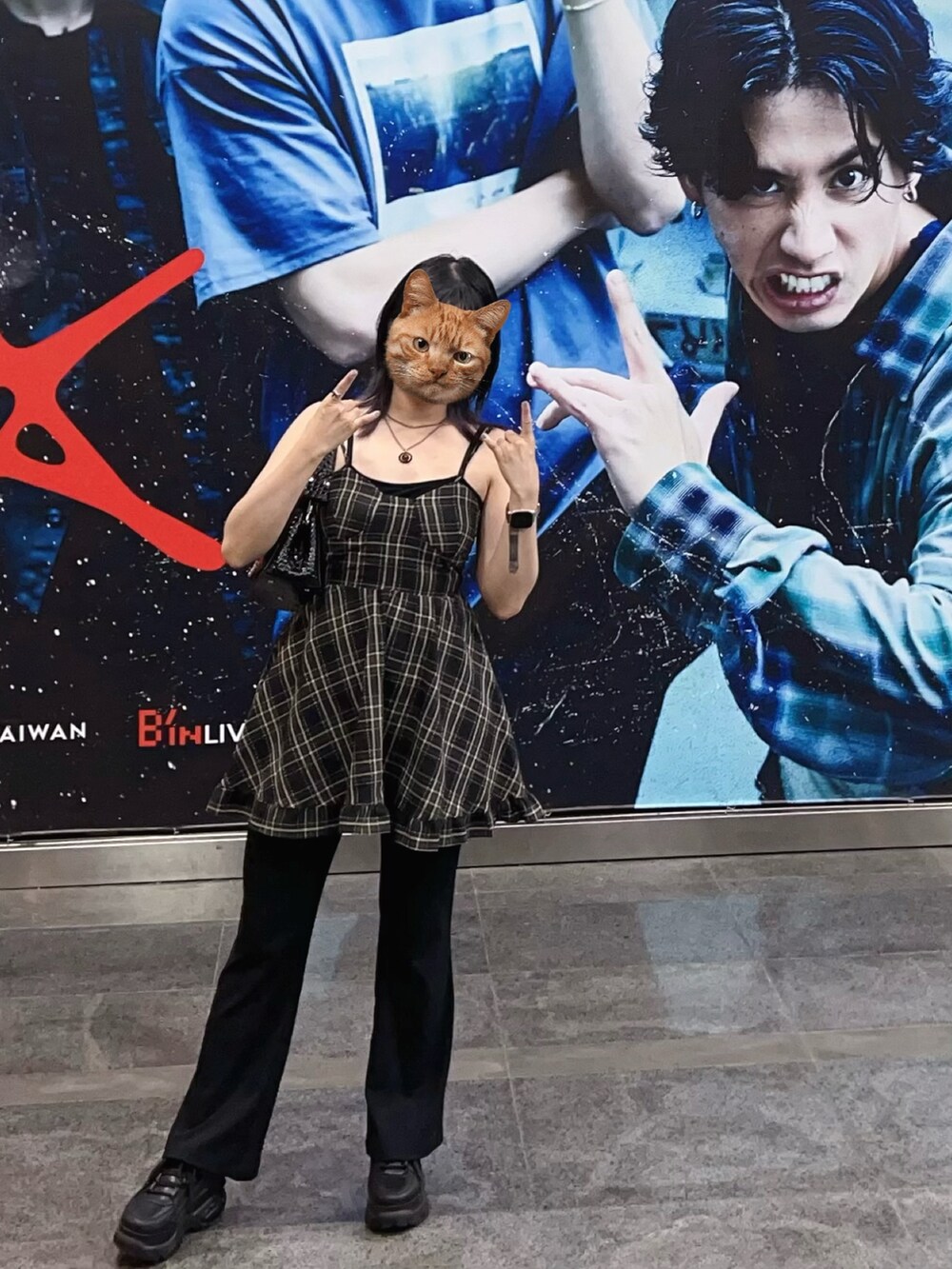 ブラック系のショルダーバッグ、ブラック系のチノパンツ、ブラック系のネックレスを着用したレディースの冬コーディネートの2枚目の写真