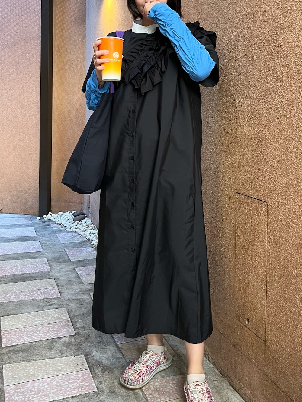 ピンク系のサンダル、ブルー系のTシャツ/カットソー、ブラック系のワンピースを着用したレディースの冬コーディネートの3枚目の写真