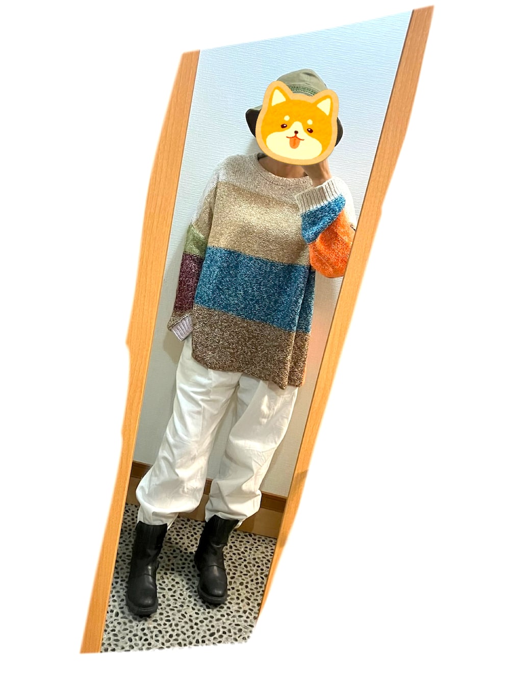 ホワイト系のその他パンツ、その他のニット/セーター、ブラック系のブーツを着用したレディースの秋コーディネートの2枚目の写真