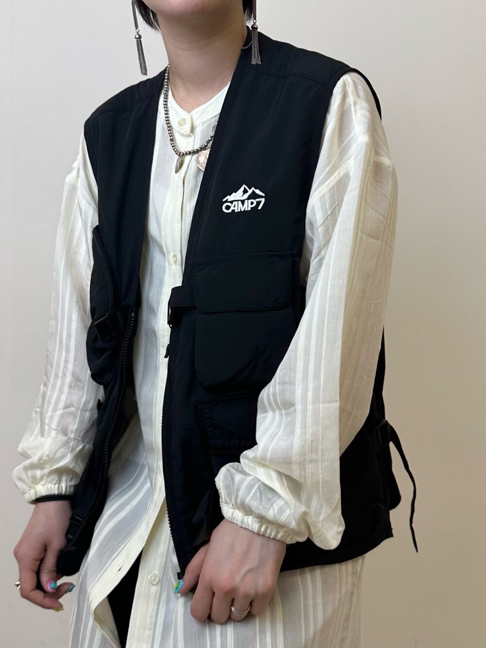 「お出かけコーデ日記、ベスト、モード、トラックパンツ、ジャージ、春夏コーデ、シャツスタイル、淡色コーデ、ビッグシルエット、休日スタイル、シャツワンピ、TOGA PULLA、CAMP7、ワンピース、大人カジュアル」｜「TOGA PULLAの【TOGA PULLA(トーガプルラ)】メタルスニーカーサンダル Metal sneaker sandals /TP91-AJ664（サンダル、ブラック系）」を使った、うらもとさん（レディース・157cm）の春コーディネートの2枚目の写真