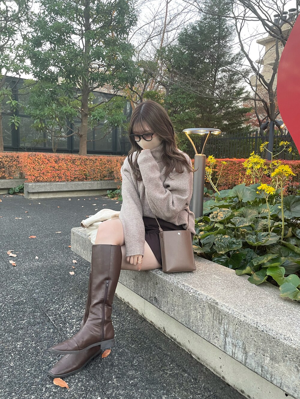 ベージュ系のニット/セーター、ブラウン系のブーティを着用したレディースの冬コーディネートの2枚目の写真