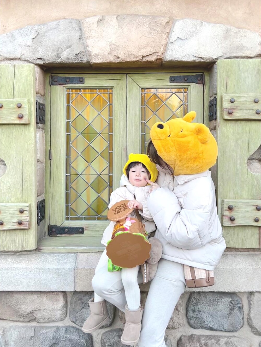 「大人カジュアル、ディズニー、ディズニーコーデ、親子コーデ、親子でおそろい、親子リンク、ファンキャップ、ディズニーランド、オフホワイト×ナイキ、NIKE、AIRJORDAN4、ママコーデ、ママファッション、スウェット、スウェットパンツ」｜「H&Mのアイテム（ダウンジャケット/コート、ホワイト系）」を使った、chihiroさん（レディース・156cm）の冬コーディネートの2枚目の写真