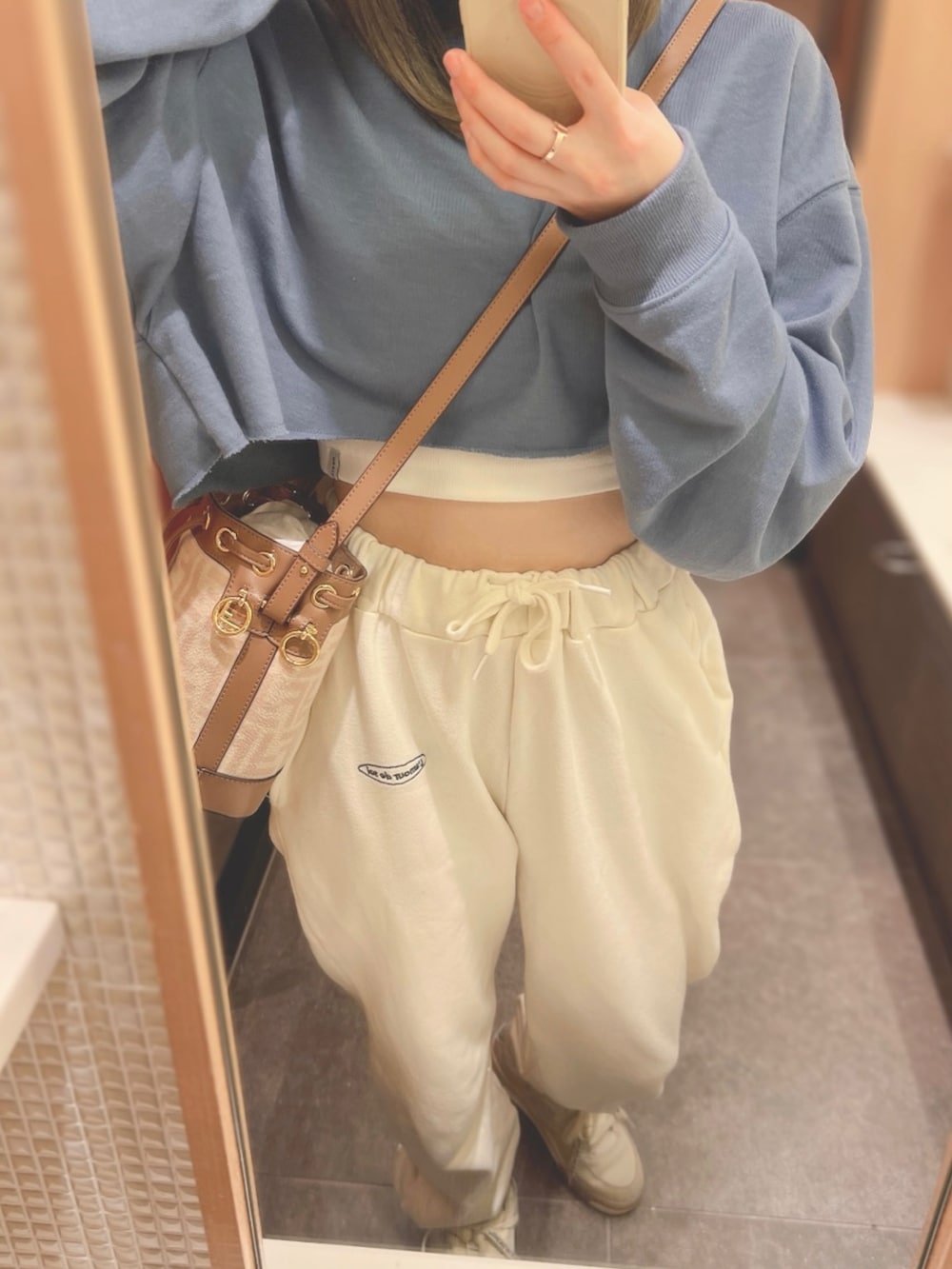 「春服みてみて、ママコーデ、ママファッション、春コーデ、スウェット、heatherholic、韓国ファッション、クロップドトップス、AIRJORDAN4、offwhite×nike、カジュアル、淡色女子、プチプラコーデ、ラクチンコーデ、NIKE」｜「HeatherのHOLiCウラケパンツ　215351（スウェットパンツ、ホワイト系）」を使った、chihiroさん（レディース・156cm）の春コーディネートの2枚目の写真