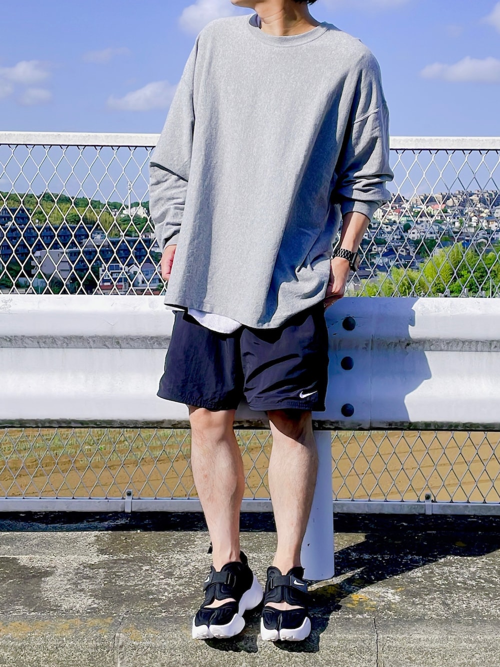 ブラック系のその他パンツ、ホワイト系のタンクトップ、ブラック系のサンダルを着用したメンズの夏コーディネートの3枚目の写真