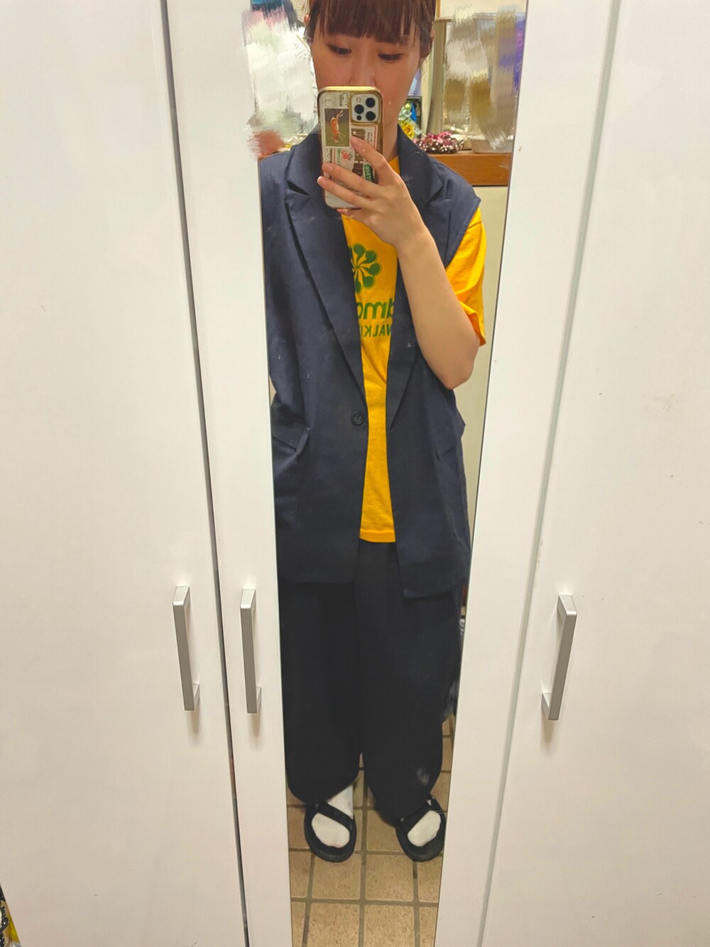 ブラック系のサンダル、ブラック系のその他パンツ、ブラック系のアンサンブルを着用したレディースの夏コーディネートの2枚目の写真