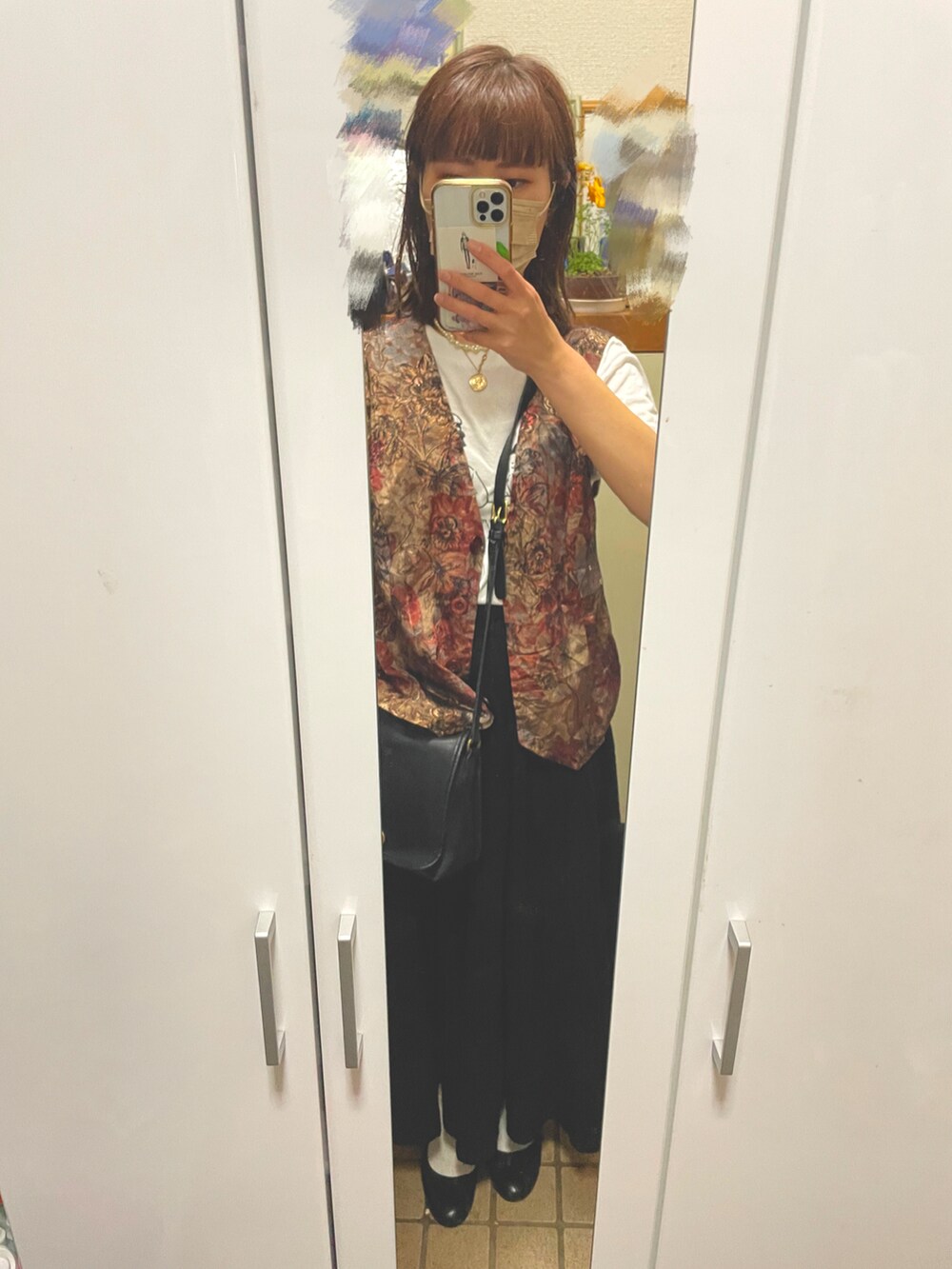 ブラック系のスカート、ブラック系のバレエシューズ、ホワイト系のTシャツ/カットソーを着用したレディースの夏コーディネートの2枚目の写真