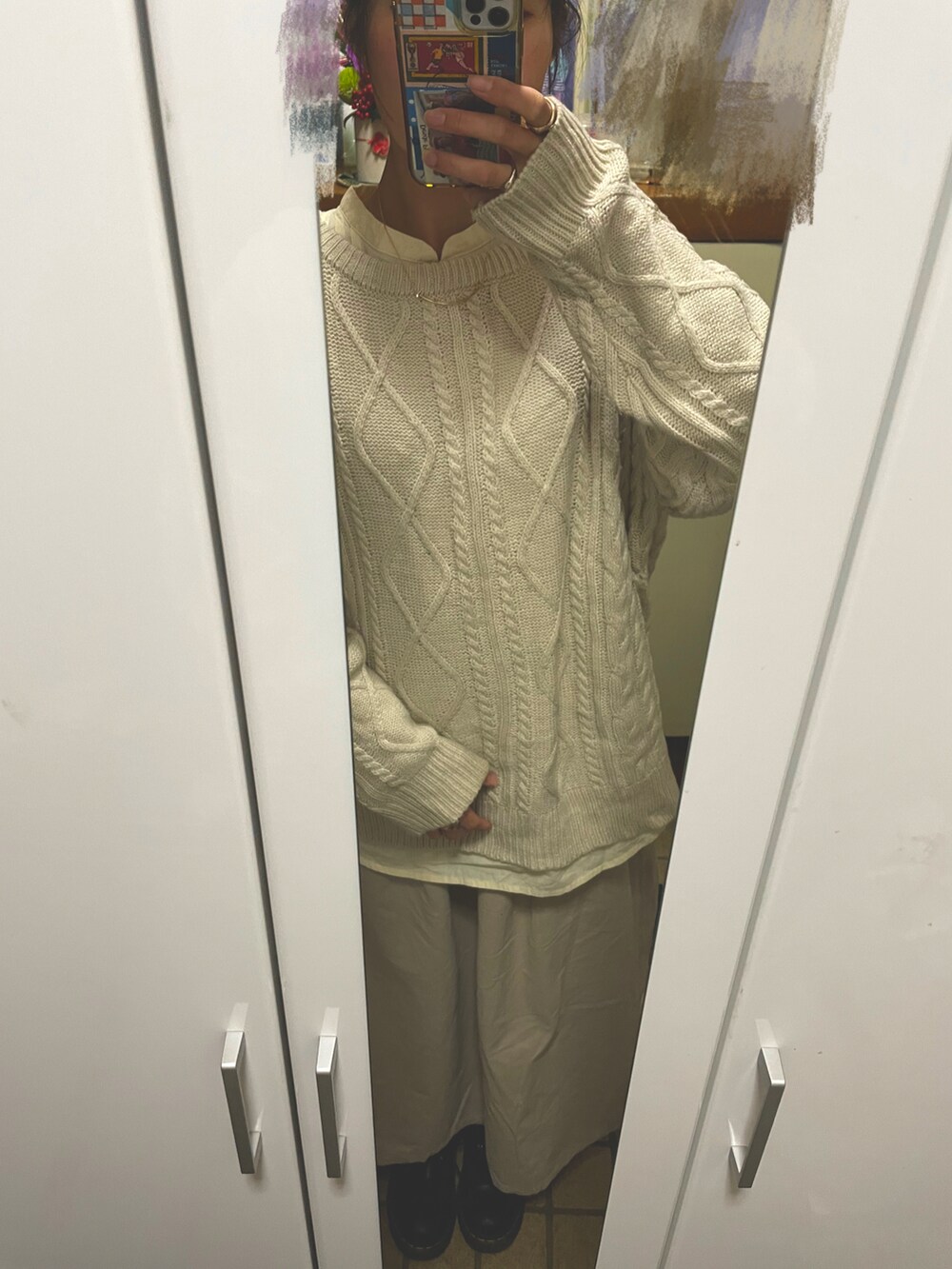 ブラック系のシューズ、ベージュ系のスカート、ベージュ系のジャケット/アウターを着用したレディースの冬コーディネートの2枚目の写真