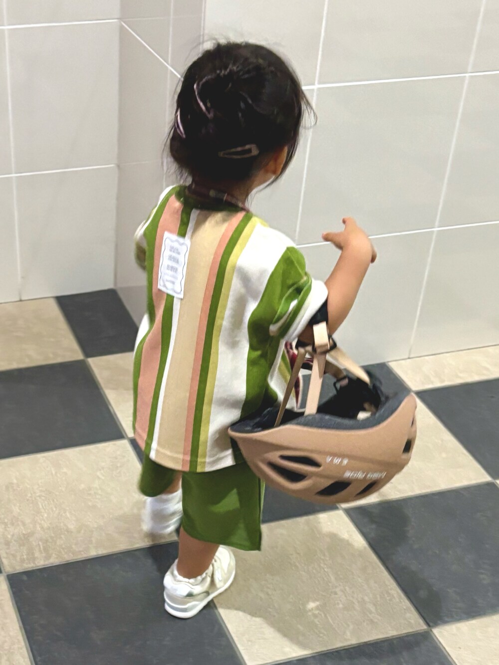 グリーン系のTシャツ/カットソー、ベージュ系のスニーカーを着用したキッズの秋コーディネートの2枚目の写真