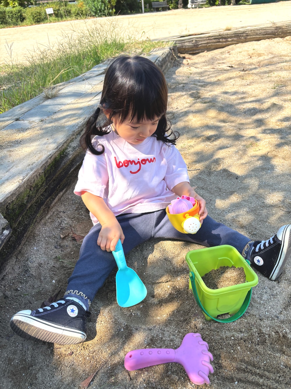 ピンク系のTシャツ/カットソー、ブルー系のパンツ、ブラック系のスニーカーを着用したキッズの秋コーディネートの2枚目の写真