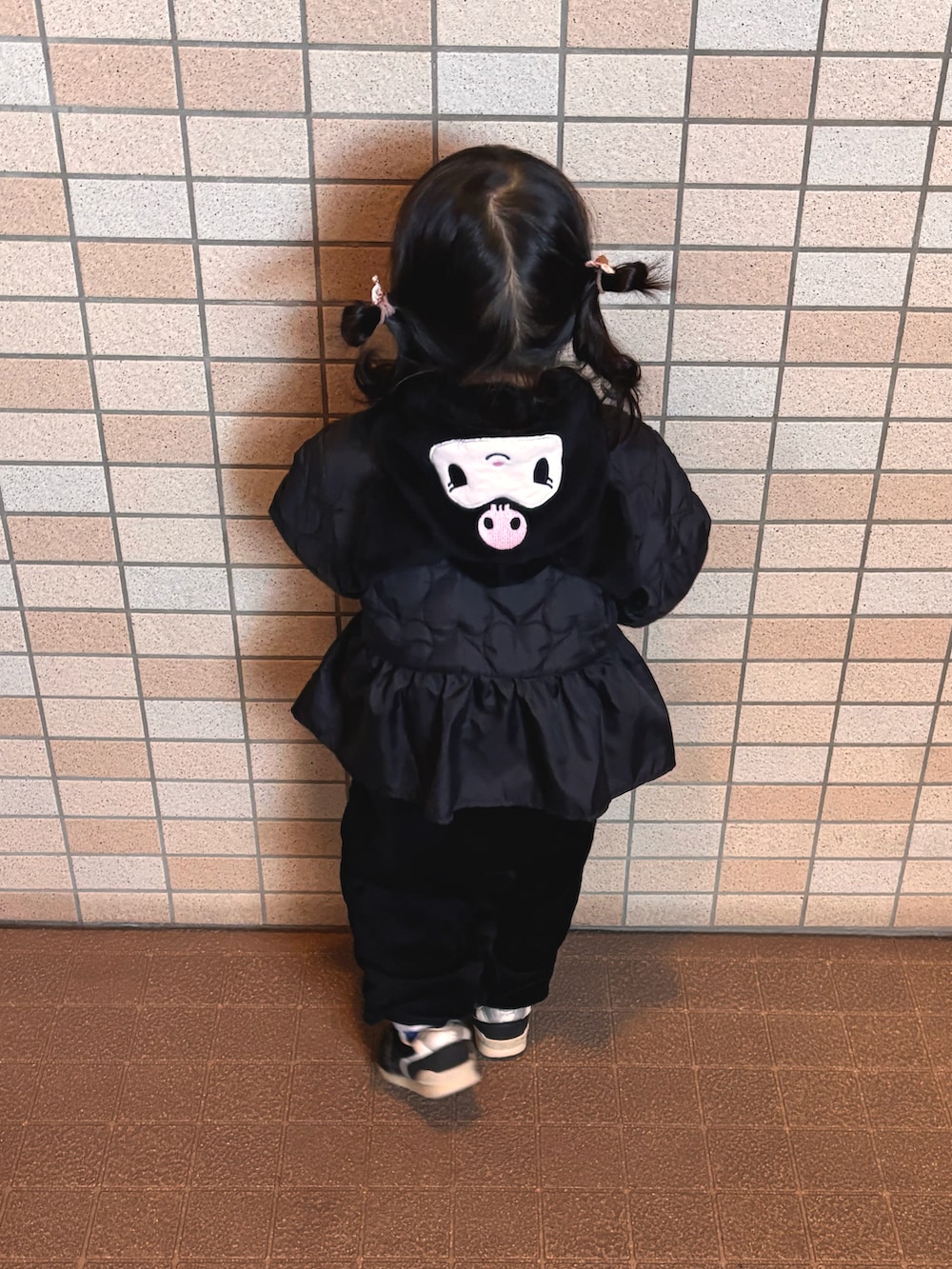 ブラック系のつなぎ/オールインワン、ブラック系のブルゾン、ブラック系のスニーカーを着用したキッズの冬コーディネートの2枚目の写真