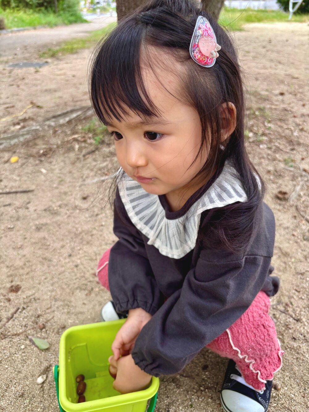 ブラック系のスニーカー、レッド系のパンツを着用したキッズの秋コーディネートの2枚目の写真