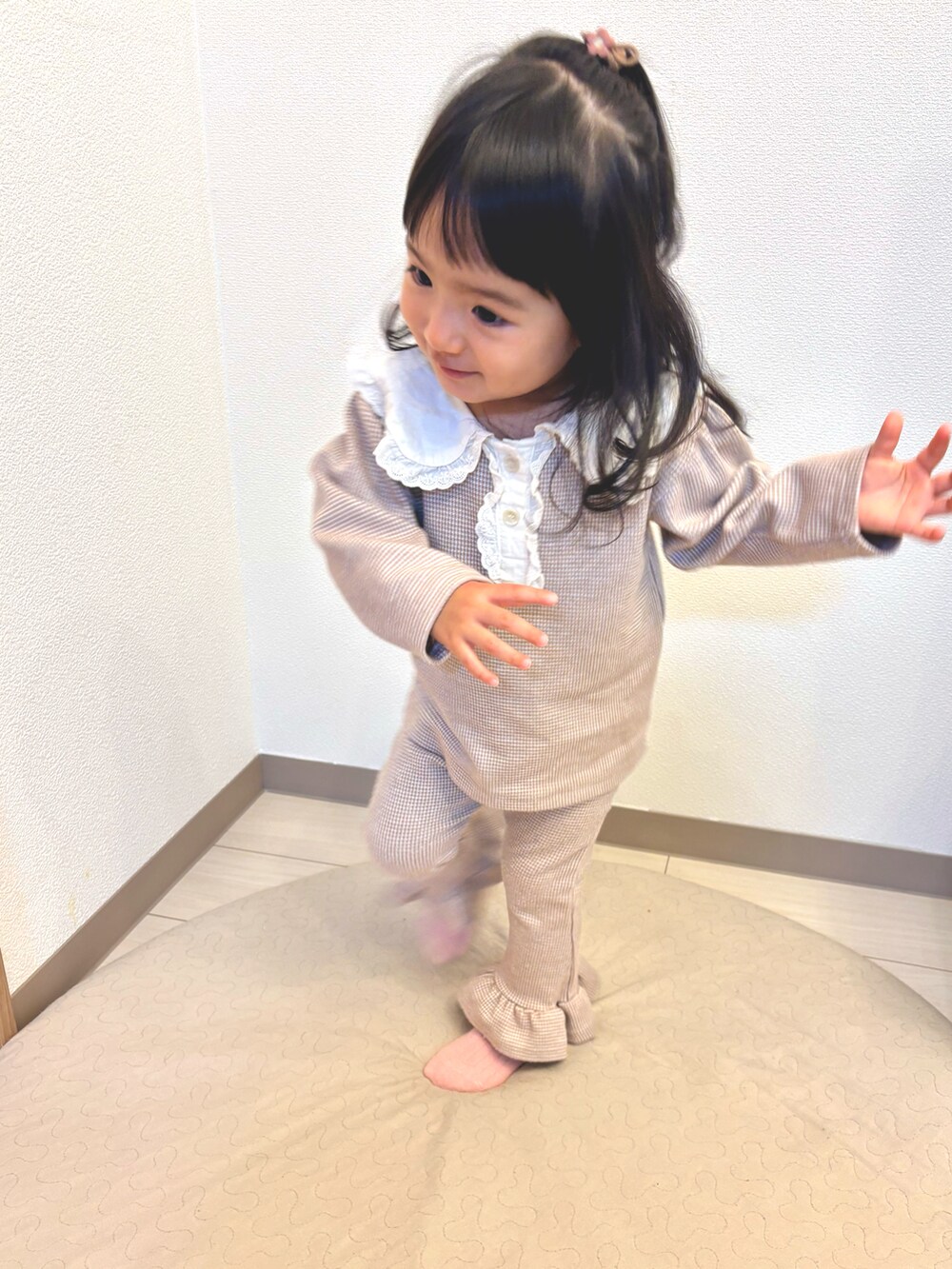 ブラック系のブルゾン、ベージュ系のパンツ、ブラック系のスニーカーを着用したキッズの秋コーディネートの4枚目の写真