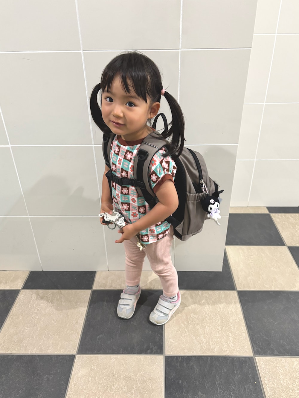 グレー系のスニーカー、ピンク系のその他パンツ、ピンク系のTシャツ/カットソーを着用したキッズの夏コーディネートの2枚目の写真